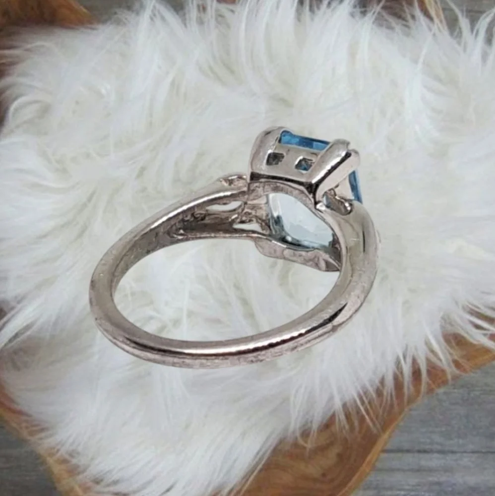 Avon Signed Silver Tone Ring with Square Blue Gemstone. Size 6